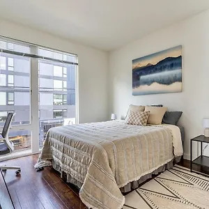 Close Downtown Modern - Pet Friendly, Wifi, Rooftop Views Apartment Seattle